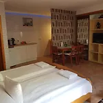 Boene Vendeghaz Es Borozo *