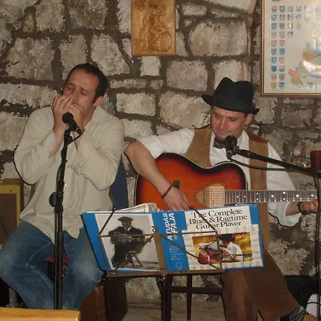 Boene Vendeghaz Es Borozo