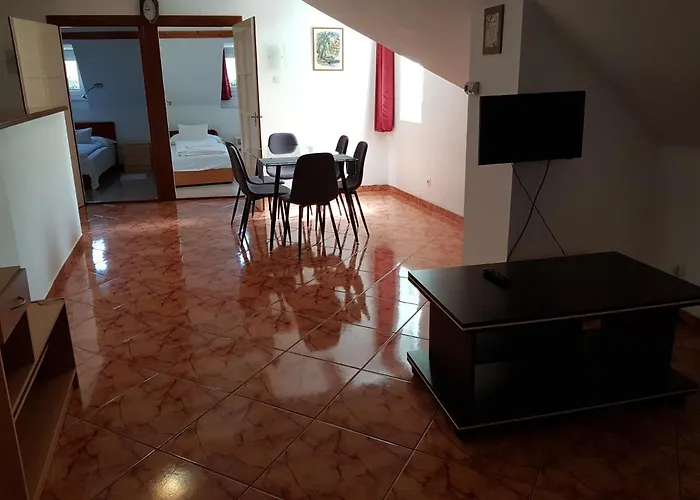 Boene Vendeghaz Es Borozo Tokaj
